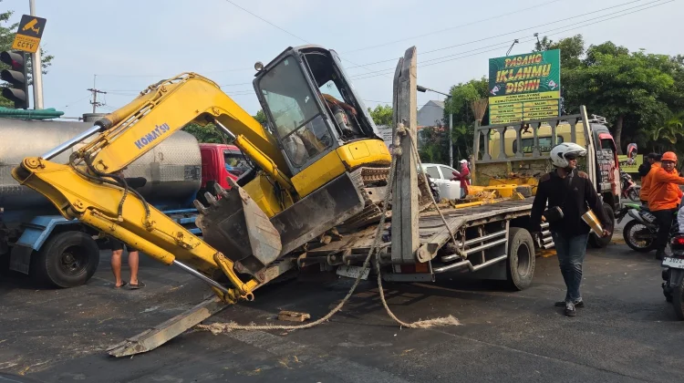 Truk Pengangkut Excavator Alami Kecelakaan di Jalan Raya Jemursari