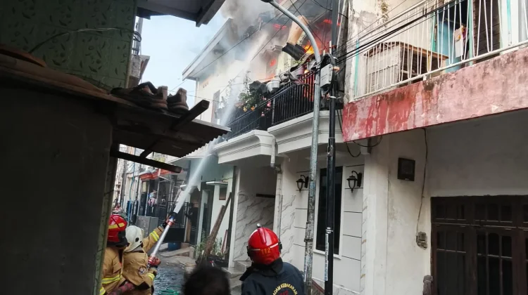 Masak Telur Ditinggal Mandi, Rumah di Surabaya Terbakar