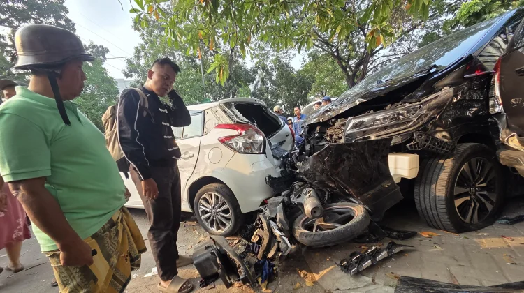 Tabrakan Beruntun di Jalan Menur Pumpungan, Pengemudi Alphard Dihajar Massa