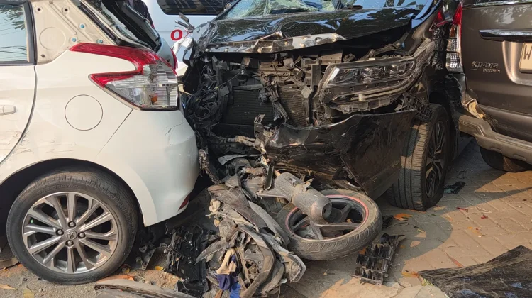 Mobil Alphard Tabrak Belasan Kendaraan, Pengemudi Diduga Ngantuk