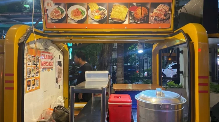 Unik dan Otentik, Toko Mie 865 Boyong Konsep Jualan Pakai Bajaj di RRI Fest