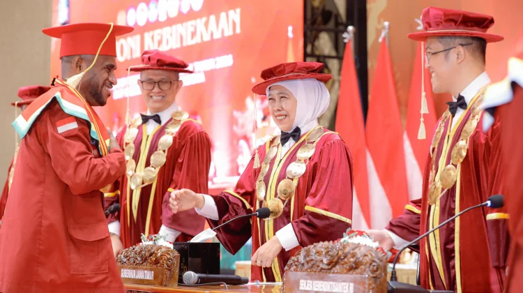Gubernur Khofifah Kukuhkan Mahasiswa Baru dan Wisuda AMN Surabaya
