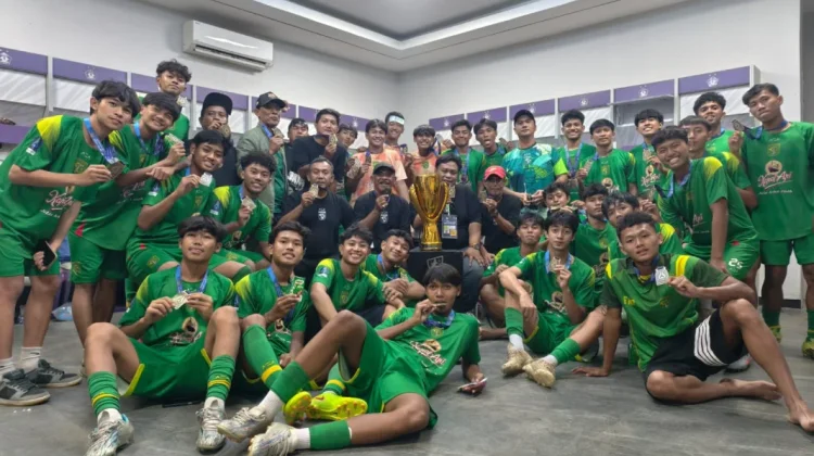 Mental Juara Antar Persebaya U-17 Raih Trofi Piala Soeratin Jatim 2026
