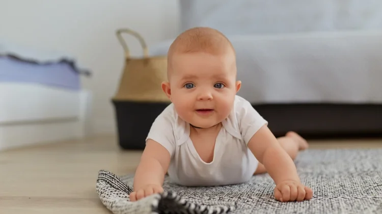 Kenali Tahapan Perkembangan Bayi Sesuai Usia