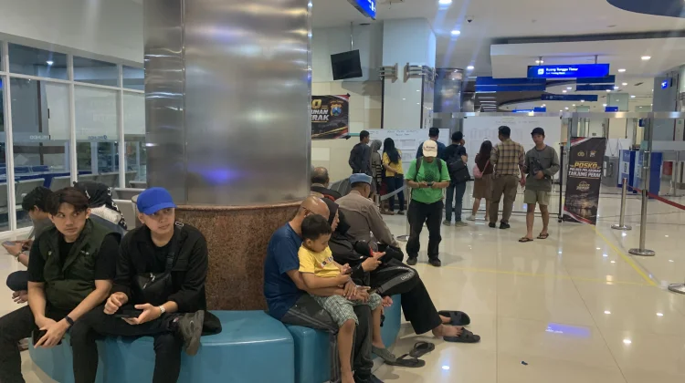 Keluarga Korban Kapal Hilang Menanti Kabar di Posko Tanjung Perak