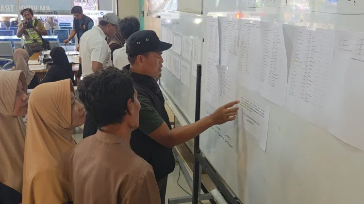 Kecelakaan KM Virgo Transport 8, Keluarga Korban Padati Posko Terpadu di Surabaya