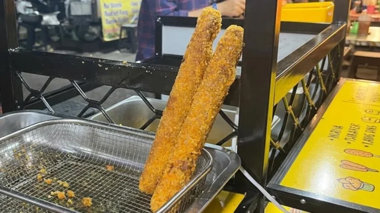 Kuliner Karang Menjangan Gempar, Chicken Roll Super Panjang Ini Jadi Incaran!