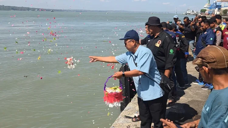 Anggota GSJT Gelar Tabur Bunga di Laut untuk Korban Kecelakaan KM Virgo Transport 8