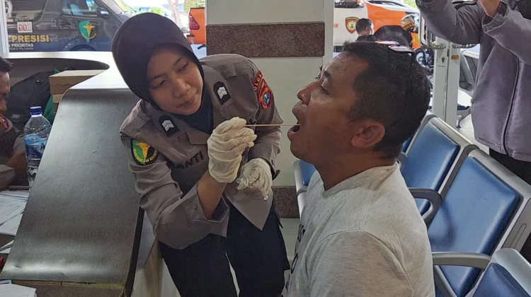 DVI Polda Jatim Kumpulkan 13 Sampel DNA Keluarga Korban KM Virgo Transport 8