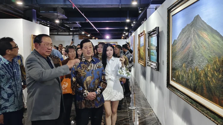 Pameran Lukisan SBY di Surabaya: Kenangan Ani Jadi Karya Sarat Makna