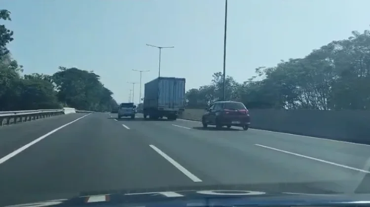 PJR Jatim Tertibkan Truk di Lajur Kanan Tol