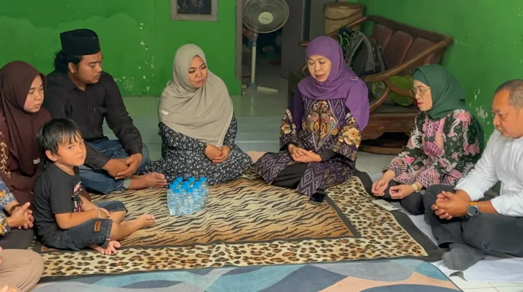 Gubernur Khofifah Bantu Pendidikan Anak Keluarga Korban KM Virgo