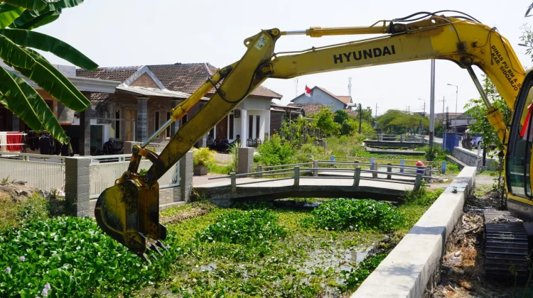 Pemkab Sidoarjo Kerahkan Lima Alat Berat Hadapi Ancaman Banjir