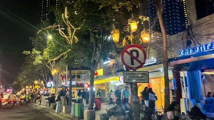Pesona Malam Jalan Tunjungan: Dari Kawasan Bersejarah Menjadi Pusat Nongkrong