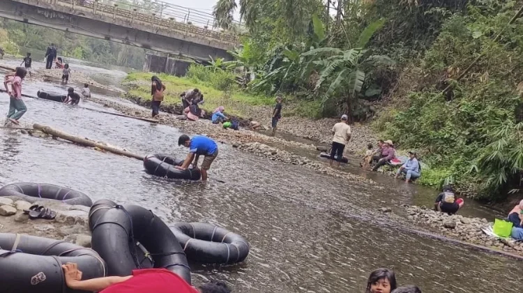 Kali Kromong Pacet Ramai Wisatawan saat Akhir Pekan