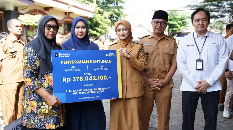 Gerak Cepat, TASPEN Kediri Serahkan Manfaat THT & JKK Ahli Waris Sekretaris Lurah