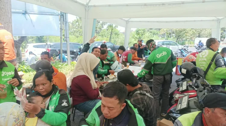 Satlantas Polrestabes Surabaya Gelar Dapur Gratis Pejuang Jalanan