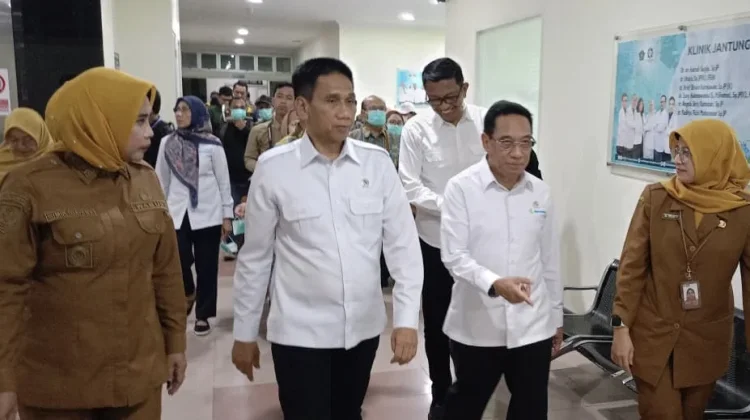 Wamenkes Tinjau Penguatan Layanan TBC di Sidoarjo