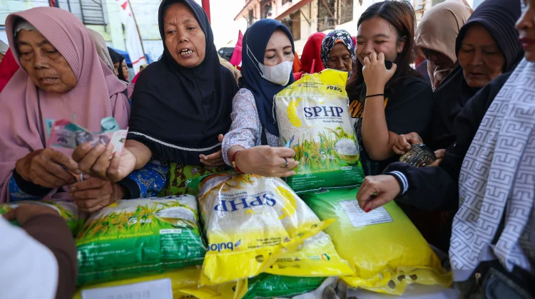 Beras Premium Bulog Rp14.900 per Kg Tersedia di Surabaya, Pemkot Kawal Distribusi