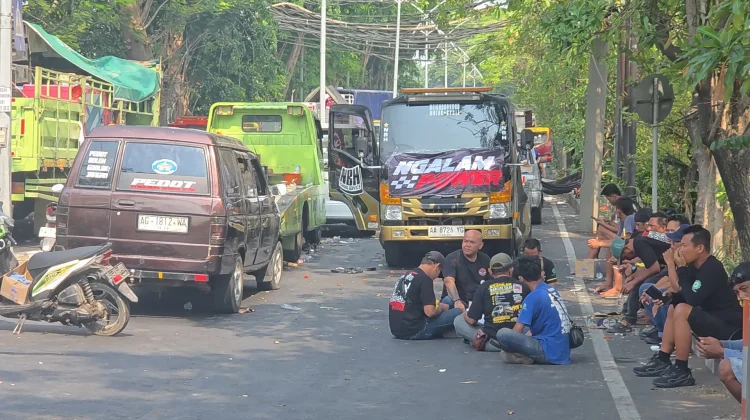 Pertemuan dengan Pertamina Tidak Memuaskan, Ratusan Sopir Truk Blokir Jalan