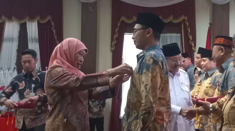 Gubernur Khofifah Beri Penghargaan kepada 647 Pendonor Darah 75 Kali