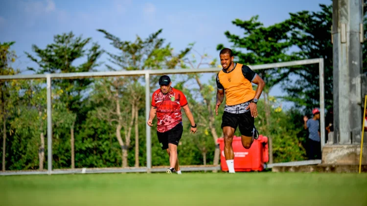Pelatih Persebaya Buka Peluang Pemain Akademi Tembus Tim Utama