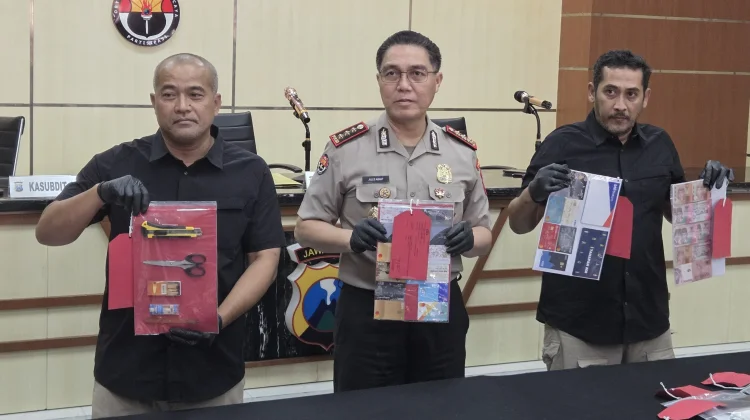 Polda Jatim Tangkap Lima Pencuri Spesialis Ganjal Kartu ATM Pakai Tusuk Gigi