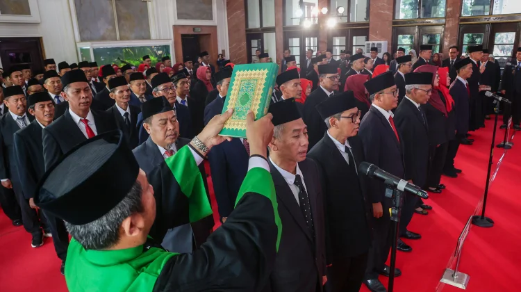 Pemkot Surabaya Lantik 85 Pejabat Eri Minta Birokrasi Berani Tegakkan Aturan