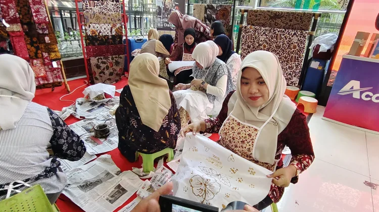 Naik Kereta Sambil Belajar Membatik di Stasiun Gubeng