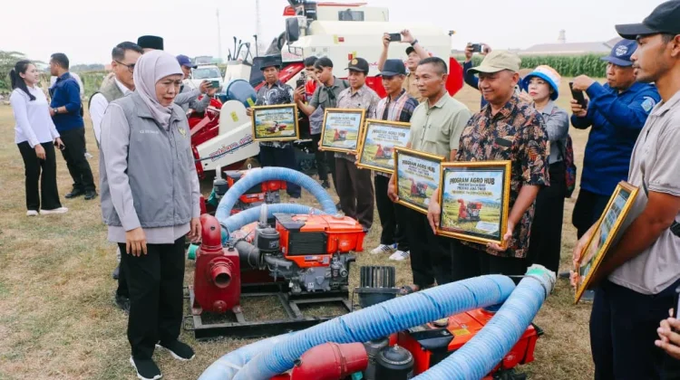 Sambut Hari Jadi ke-81 Jatim, Gubernur Khofifah Salurkan Alsintan untuk Petani