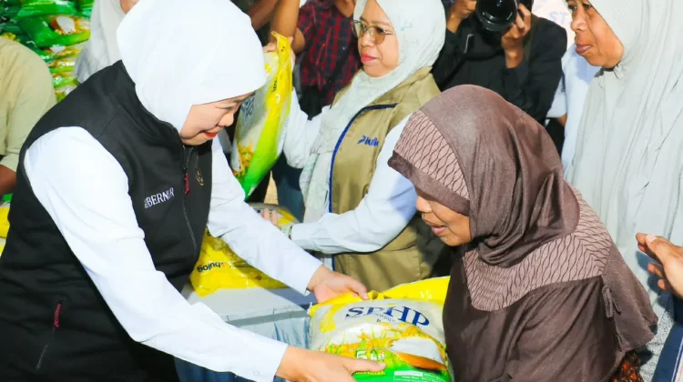 Semarak Hari Jadi Jatim, Khofifah Gelar Pasar Murah di Mojokerto dan Blitar