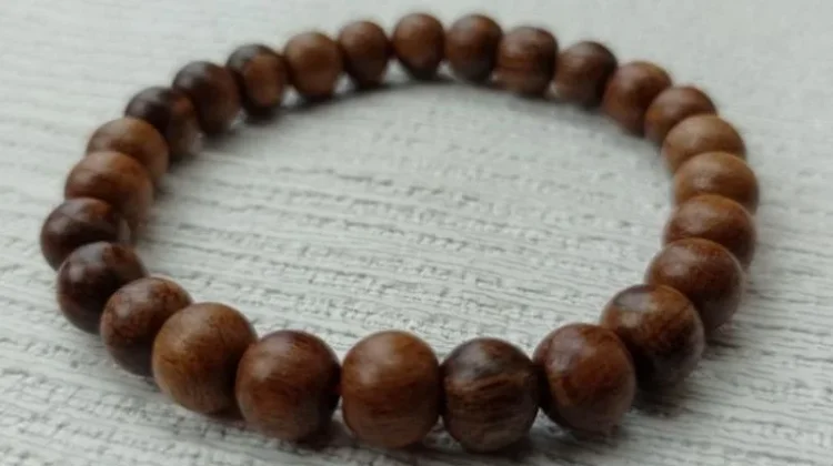 Sejarah Gelang Kayu Gaharu, dari Bahan Aromatik Menjadi Perhiasan