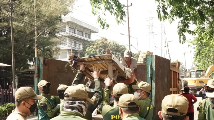 Satpol PP Sidoarjo Tertibkan Bangunan Liar Frontage Waru