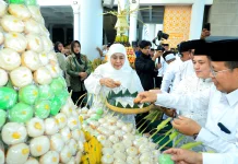 Khofifah Bersama Ribuan Jemaah Ikuti Megengan di Masjid Al-Akbar