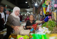 Pastikan Sembako Aman, Khofifah Sidak Pasar Tambakrejo