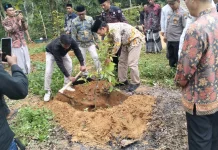 Muhammadiyah Jatim Tanam 113 Bibit Durian di Sampang