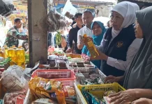 Khofifah Dapati Kelangkaan MinyakKita di Pasar Dukuh Kupang