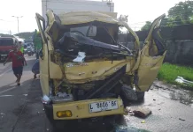 Truk Box Tabrak Dump Truk di Balongbendo, Satu Tewas di Lokasi