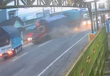 Truk Gandeng Oleng di Mojokerto, Empat Kendaraan Ringsek