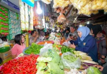 Khofifah Sidak Pasar Larangan, Harga Pangan Terkendali