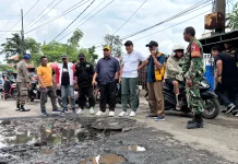 Bupati Sidoarjo Apresiasi Swadaya Warga Tambal Jalan Rusak