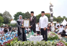 Ribuan Warga Jatim Terima Kurma Buka Puasa Hadiah Raja Salman