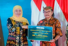Berkah Ramadan, Khofifah Serahkan Apresiasi untuk Seniman dan Pelaku Budaya