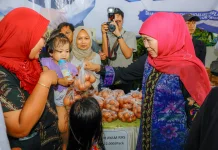 Warga Kampung Wonocolo Antusias Beli Sembako Murah Pemprov Jatim