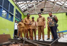 Bupati Sidoarjo Sidak Atap Sekolah Ambruk