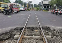 KAI Daop 8 Surabaya Perbaiki Tiga Perlintasan Surabaya