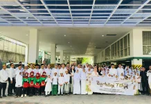 Bagi Takjil Sepanjang 19 Meter Jadi Aksi Sosial Mercure Grand Mirama Rayakan HUT