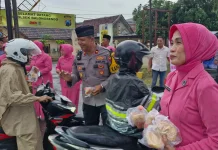 Polsek Balongbendo dan Bhayangkari Berbagi Takjil ke Pengguna Jalan