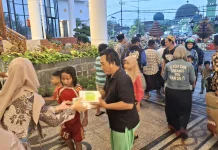 Hujan Gerimis, Pembagian 1.500 Takjil Setwan DPRD Jatim Ludes