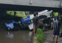 Supir Ngantuk, Truk Tangki Bermuatan Solar Terperosok di Tol Jomo